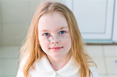 可爱女孩七岁孩子白色微笑童年蓝色女学生金发高清图片下载 正版图片 摄图网