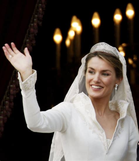 Who Designed Queen Letizia Of Spains Wedding Dress Popsugar Latina
