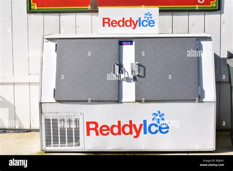 Reddy Ice Self Service Ice Case Stock Photo Alamy