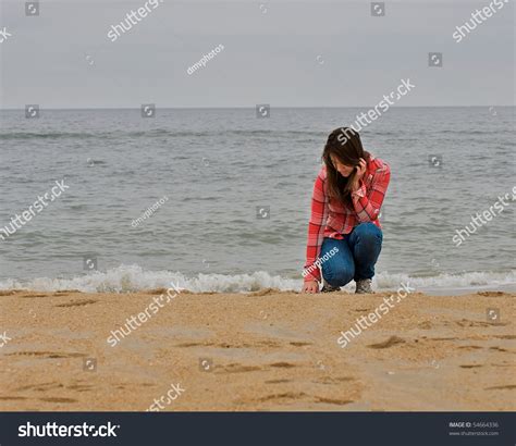 Teen Girl Kneeling Sand On Beach Foto De Stock 54664336 Shutterstock