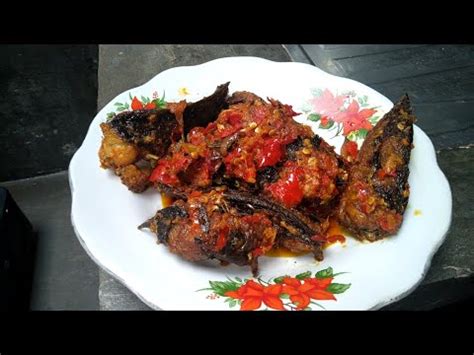 Goreng ikan lele hingga matang dan kering. CARA MEMBUAT LELE BALADO - YouTube