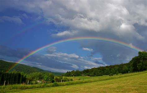 Laden sie 489.676 regenbogen bilder und stock fotos herunter. Regenbogen über dem Berghof in Rod am 20.06.2019_1 Foto ...