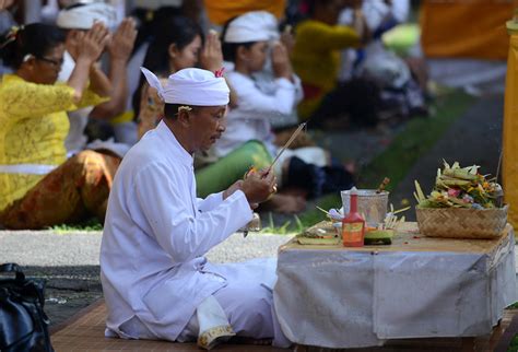 Umat Hindu Bali Rayakan Hari Galungan Di Pura Jagatnatha