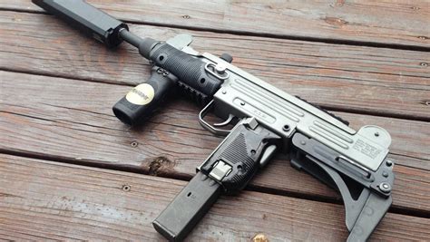 Uzi The Tiny Submachine Gun That Fires 600 Rounds Per Minute 19fortyfive