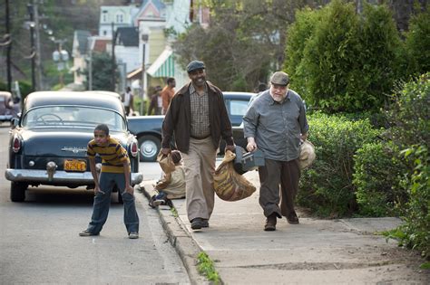 Fences Movie Review Denzel Washington Swings At August Wilsons Play Indiewire