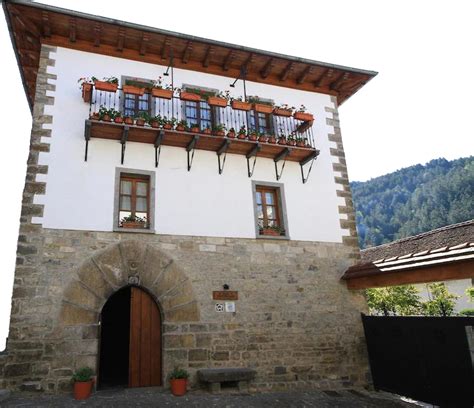 Ochagavía es un pueblo situado en la zona norte de navarra, en el valle de salazar. Casas Rurales en Ochagavia (Navarra) Archives - Casa Rural ...