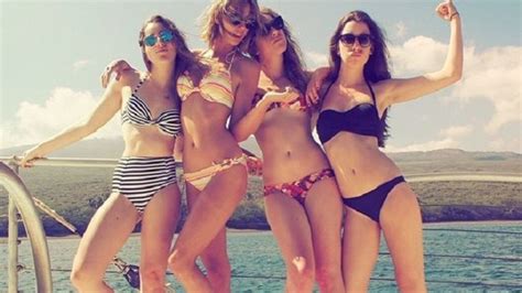 Taylor Swift Finally Shows Belly Button Proves She S Human