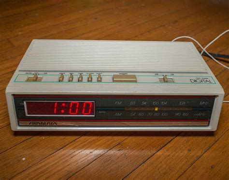 Vintage 1980s soundesign am fm alarm clock radio model 3620 wht white