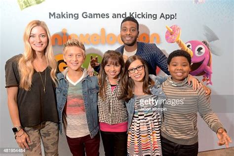 Internet Personality Ijustine With The Cast Of Nickelodeon S Game