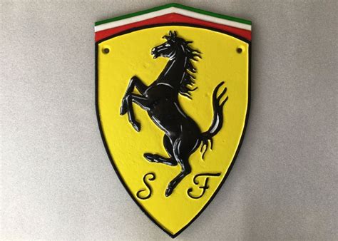 If you happen to have a closer look, the prancing horse has been refined with better highlights while the core ethos of the canary yellow backdrop and the italian tricolore. Ferrari Logo shield, rearing horse. Cast iron, nice collector's item - Catawiki