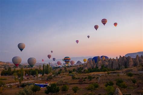 Balões de ar quente brilhantes no céu da turquia na capadócia Foto