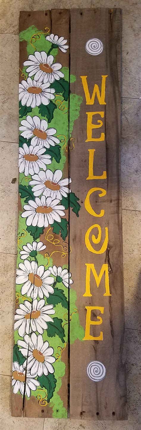 A Welcome Wood Pallet Sign With Daisies Painted On It Arte Pallet Wood