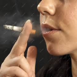 Jeune Femme Qui Fume Une Cigarette Photo Dune Fille Qui Fume