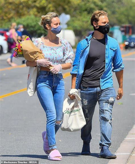 Brie Larson Bumps Face Masks With Beau Elijah Allan Blitz At La Market Covid Fashion Fashion