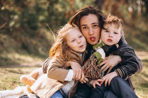 Madre Con Hijos Haciendo Un Picnic En El Bosque Foto Gratis