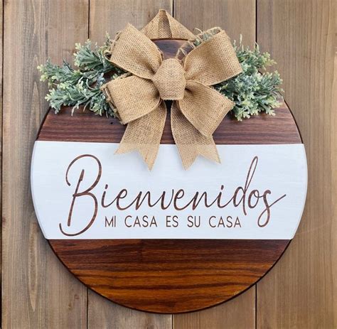 A Wooden Sign With A Bow On It That Says Bienvenindos Mi Casa Su Casa