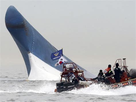 South Korea Ferry Disaster Witnesses Describe Heroic Crew Members Who