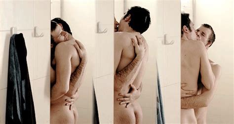 Llorenç González totalmente desnudo en una escena de sexo en El sexo