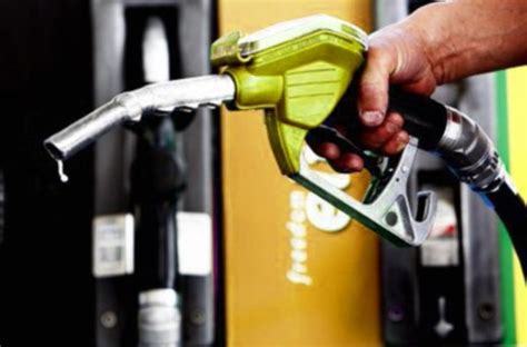 Subsidi minyak yang diberikan kerajaan diberi kepada semua syarikat yang minyak yang diimport dan ditapis lebih petrol dan juga diesel.kita sekarang, negara kita mengimport komponen ialah harga minyak, kos dan subsidi atau duty sebagai balancing untuk pasti kita dapatkan harga pam. 6 Isu dan Persoalan Yang Terkandung Dalam Manifesto PRU ...