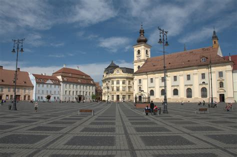 Brukenthal national museum is the first museum from romania and also central europe (opened for public in. Sibiu - Piata Mare mit Brukenthal Museum Foto & Bild ...