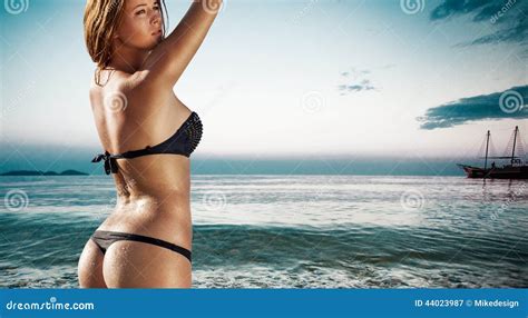 Schöne Junge Frau Im Bikini Auf Dem Sonnigen Stockbild Bild von mode