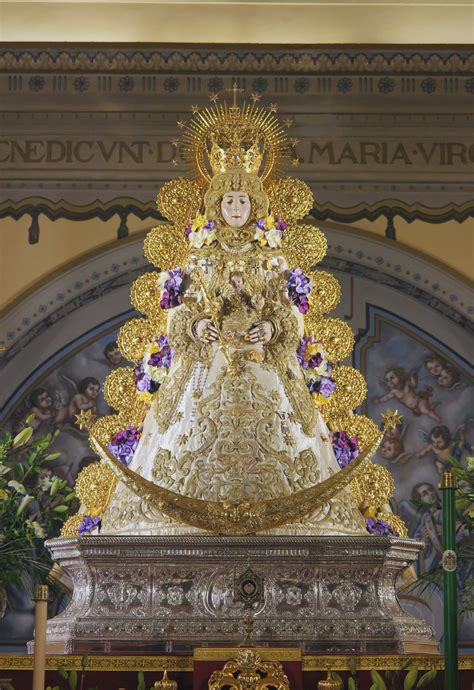 La Virgen del Rocío amanece con flores llenas de Semana Santa El