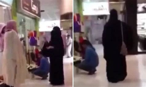 Burka Clad Woman Turned Away From Saudi Mall For Indecently Exposing Hands Daily Mail Online