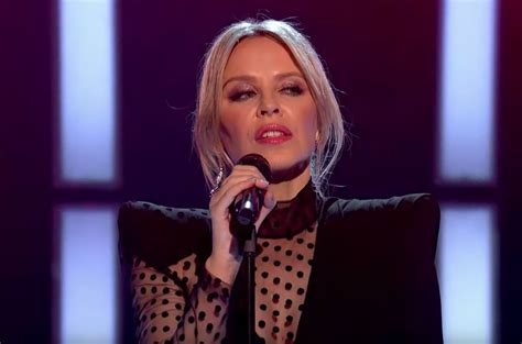 Kylie Minogue Rescata Slow Con Fashion En The Graham Norton Show