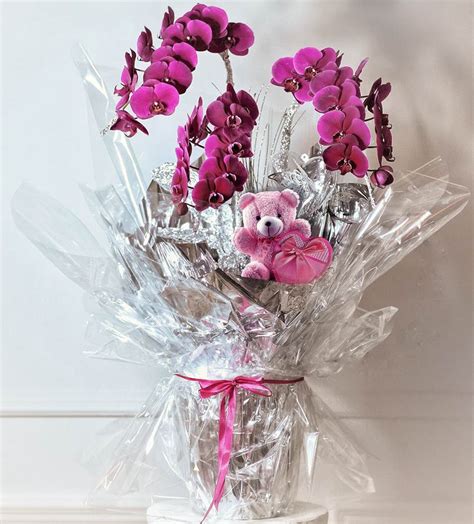 Berbagai Rangkaian Bunga Anggrek Bulan Untuk Momen Valentine Trubus