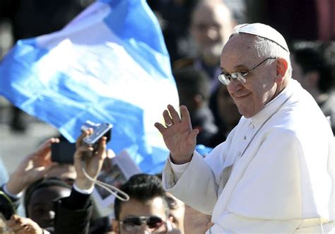 El Papa Francisco Saluda A Los Fieles Desde El Papamóvil A Su Llegada
