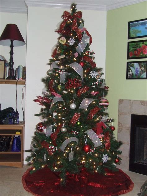 Red And White Ribbon Christmas Tree Christmas Tree Themes Red And