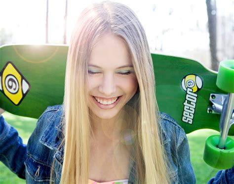 jeune fille blonde souriante skatebaord images photos gratuites libres de droits fotomelia