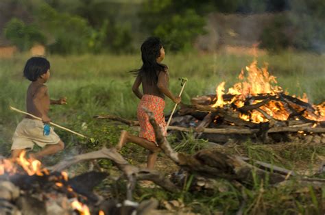 「何人もの母親」が授乳し、子供を育てるブラジル先住民のクラホ族 子供を怒鳴ることはなく、結婚では男が女の家に入る クーリエ・ジャポン
