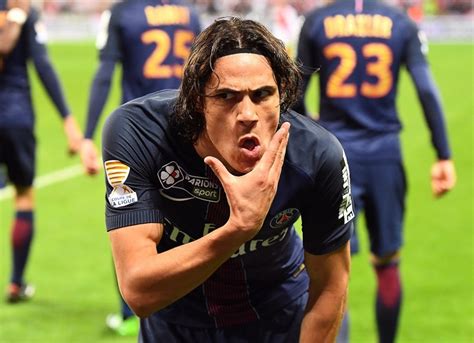 Edinson cavani extension is a massive boost for man utd and jadon sancho deal could be next, says gary neville. PSG: Cavani chasse Zlatan