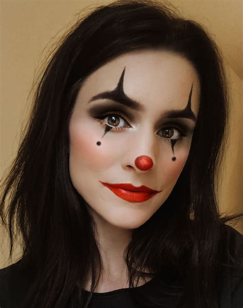 Simple pretty clown makeup for an easy halloween look using