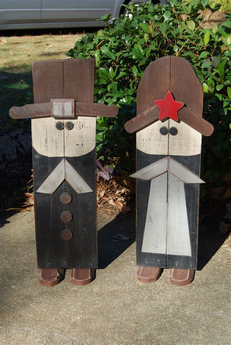 A Nice Thanksgiving Pilgrim Couple Made From Pallet Wood