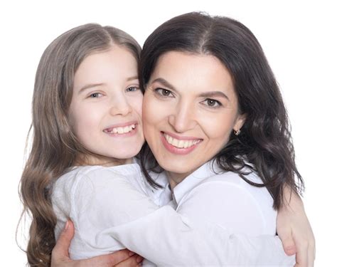 Retrato De Una Madre Feliz Con Su Hija Sobre Un Fondo Blanco Foto