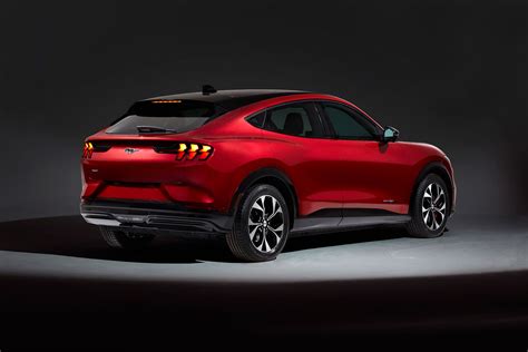The vehicle was introduced on november 17, 2019, and went on sale in december 2020 as a 2021 model. Mustang Mach-E - pierwszy elektryczny crossover Forda