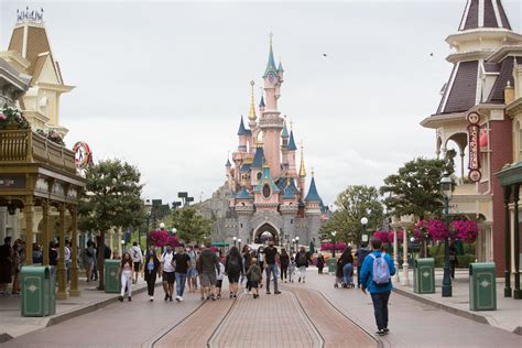 Disneyland paris really makes you love it.before squandering that love over something meaningless. Certains pensent que Disneyland Paris a déjà révélé les ...