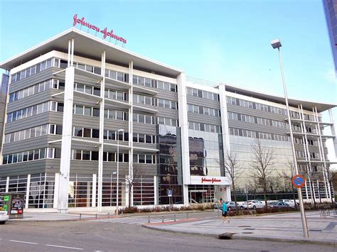 Il vaccino johnson & johnson è stato da poco approvato dagli enti regolatori di stati uniti e unione europea e dovrebbe iniziare a essere somministrato dal 16 aprile prossimo. Vaccino C-19, Johnson & Johnson sospende le ...