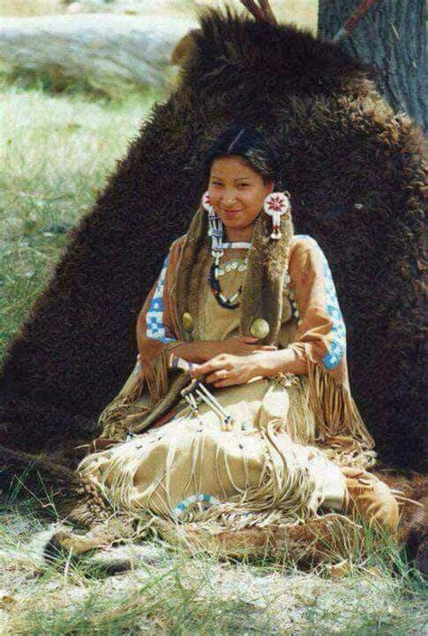 Pin By Osi Lussahatta On Ndn Native American Girls Native American Beauty Native American Women