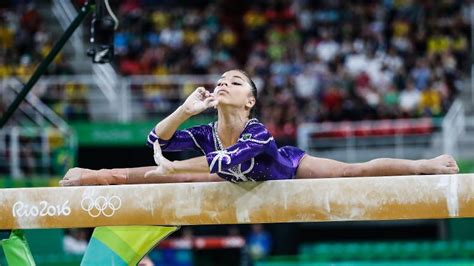 Neste primeiro dia de disputas, rebeca andrade se classificou com a melhor nota (14.333) nas barras assimétricas, e lorrane oliveira foi a terceira colocada (13.400). Lucas Lima/UOL