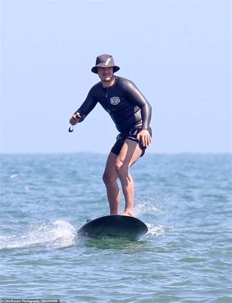 Pregnant Katy Perry Wears Fuchsia Swimsuit On Malibu Beach Daily Mail Online