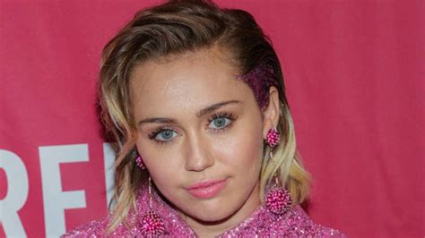 miley cyrus reveals how she won back liam hemsworth when they split up news mtv uk