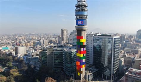 La torre entel, est une tour de télécommunications située dans la commune de santiago, au centre de la capitale du chili. La Torre Entel se convierte en un colorido juego de jenga ...