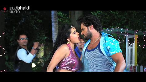 Sexy Seema Singh Long Lip Lock With Khesari Lal In An Item Song Navel Cleavage Show