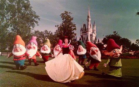 Vintage Picture Of Snow White And The Seven Dwarfs At Walt Disney World Disney Tips Disney
