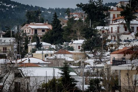 Κινητοποιήθηκαν επίγειες και εναέριες δυνάμεις. Βίλια Αττικής: Θάφτηκαν κάτω από το χιόνι - Εντυπωσιακές ...