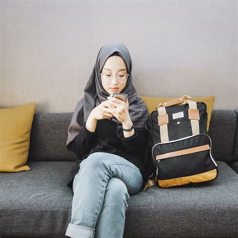 Yuk, intip adu gaya fairuz a rafiq vs rency milano di bawah ini! Gitasav chic outfit | Model pakaian hijab, Gaya, Kerudung