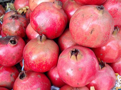 Feast on a ruby red pomegranate this New Year - Touring Israel